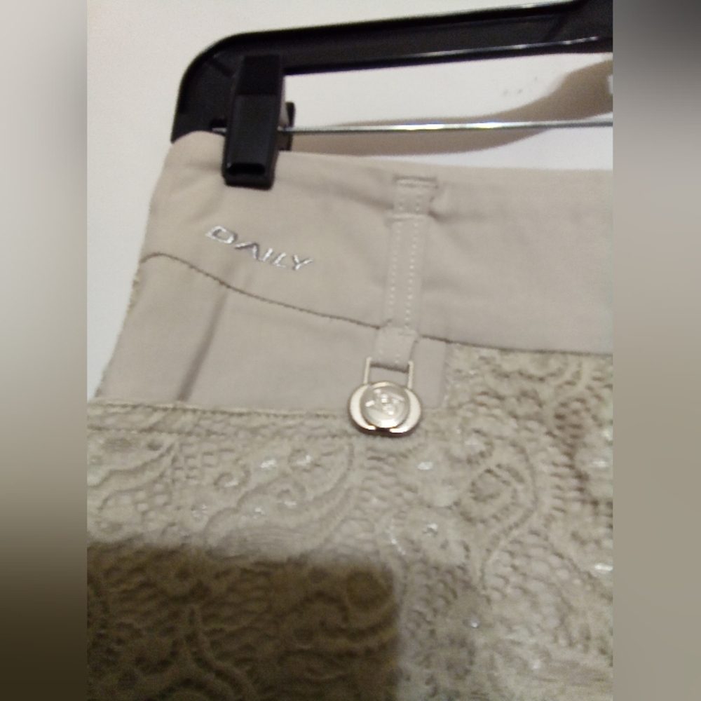 Golf skort 🌷 Daily Sports -Beige Size 6.  Skirt with shorts under. Lace pattern - Picture 9 of 15